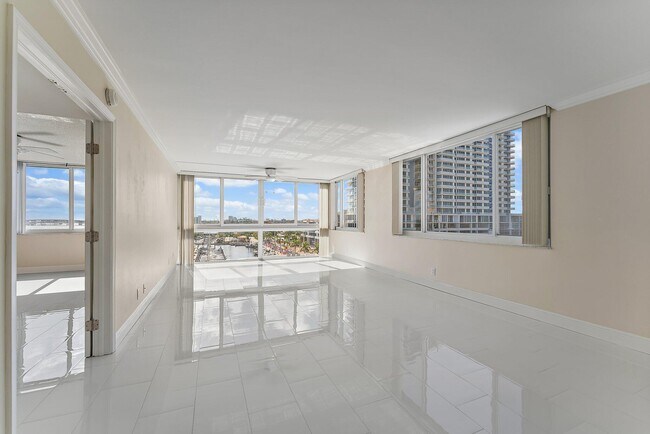 Building Photo - 301 Lake Shore Dr