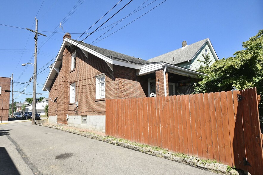 Building Photo - 300 Sherman Ave