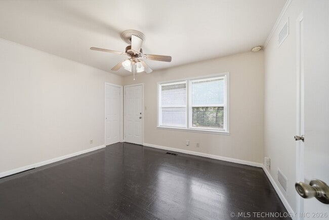 Building Photo - 805 S Cedar St