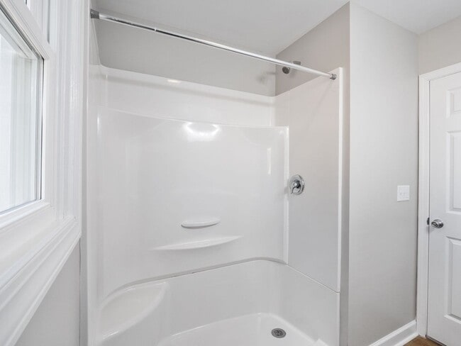 Building Photo - 2 Bedroom, 1 Bathroom newly renovated home for rent off Williamson Rd!