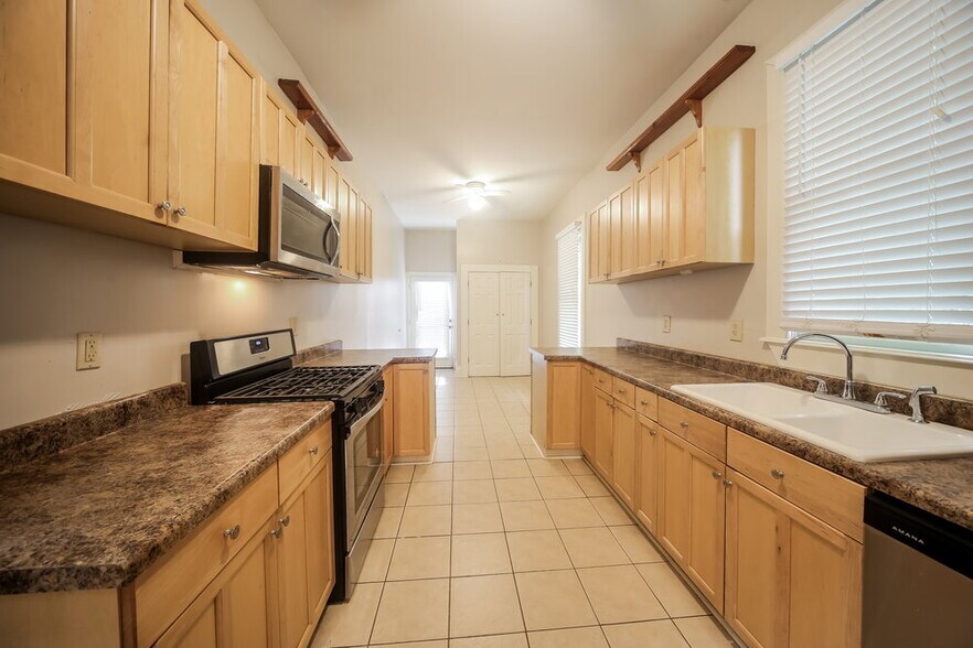 Building Photo - 2057 Vinton Ave