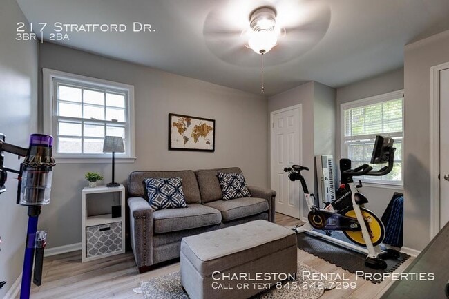 Building Photo - 217 Stratford Dr