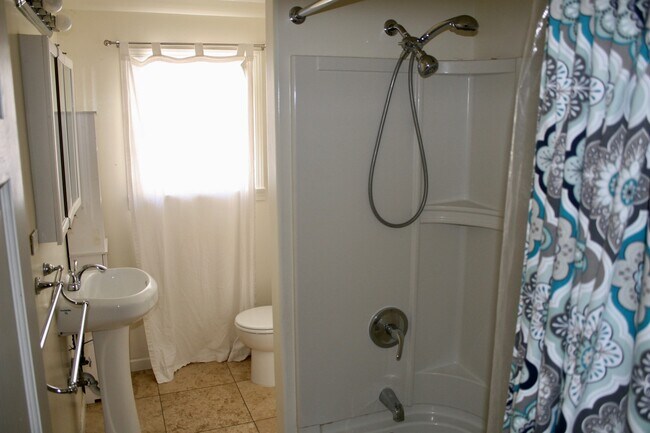 Building Photo - Charming 4 Bedroom Home plus office in Mis...
