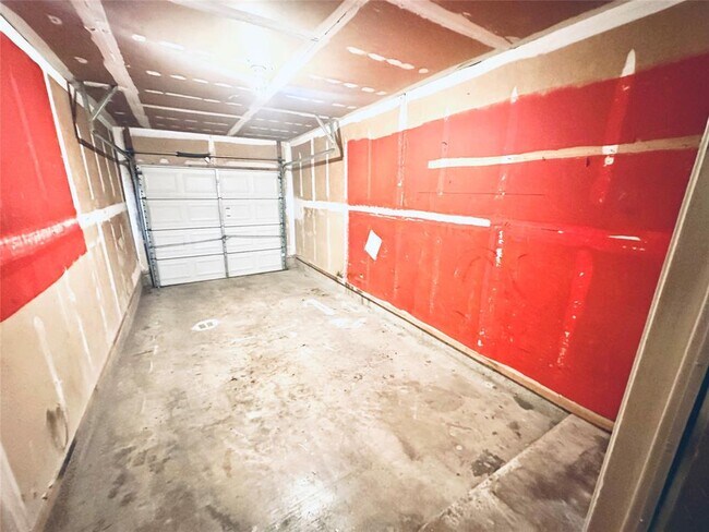 Building Photo - 12504 Tree Line Dr