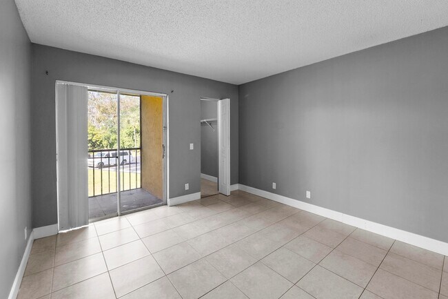 Building Photo - 818 Meadows Cir