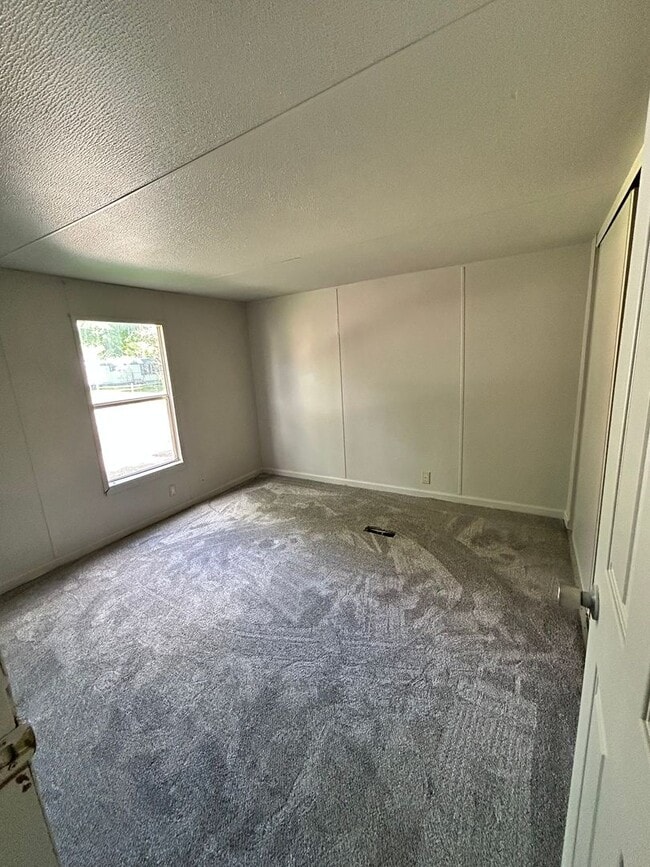 Building Photo - Three bedroom trailer