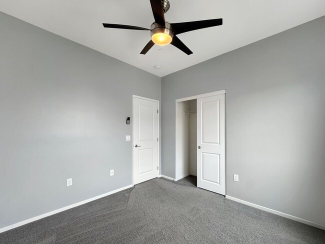 Building Photo - Great 3B/2.5BA Townhome in Otay Mesa!