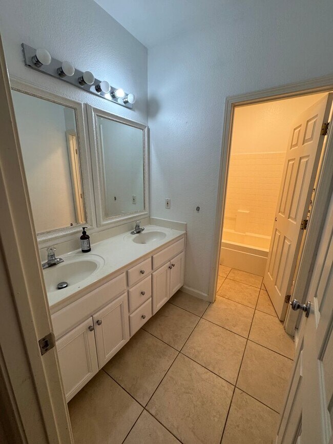 Building Photo - Conveniently Located Home