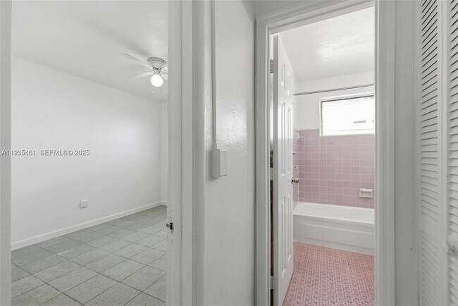 Building Photo - 126 SW 18th Ave