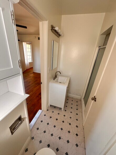 En suite bathroom - 7010 Cozycroft Ave