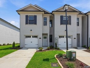Building Photo - 8 Whispering Oak Dr SW