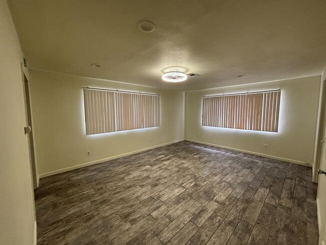 Building Photo - 7421 N Maple Ave