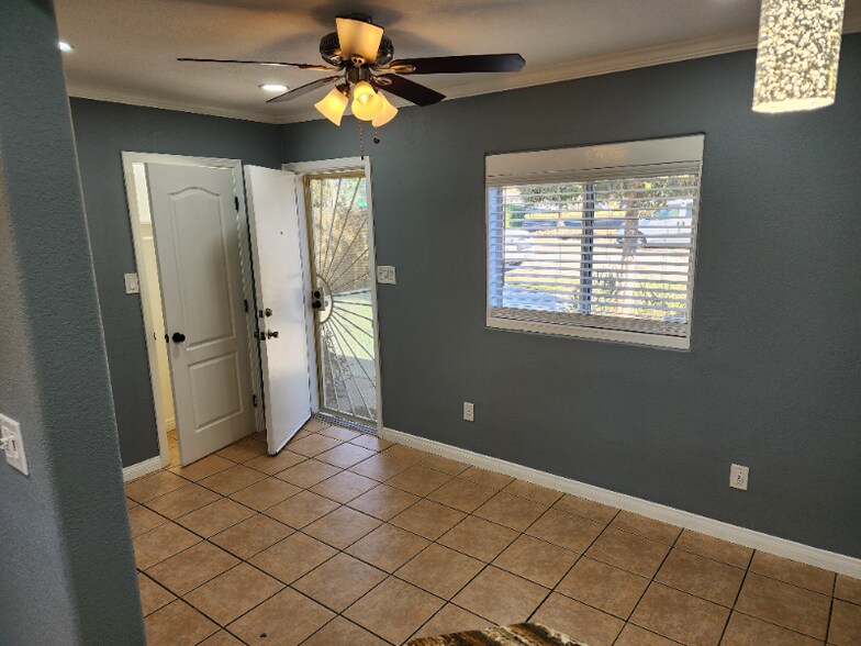 Building Photo - 717 S Pine St