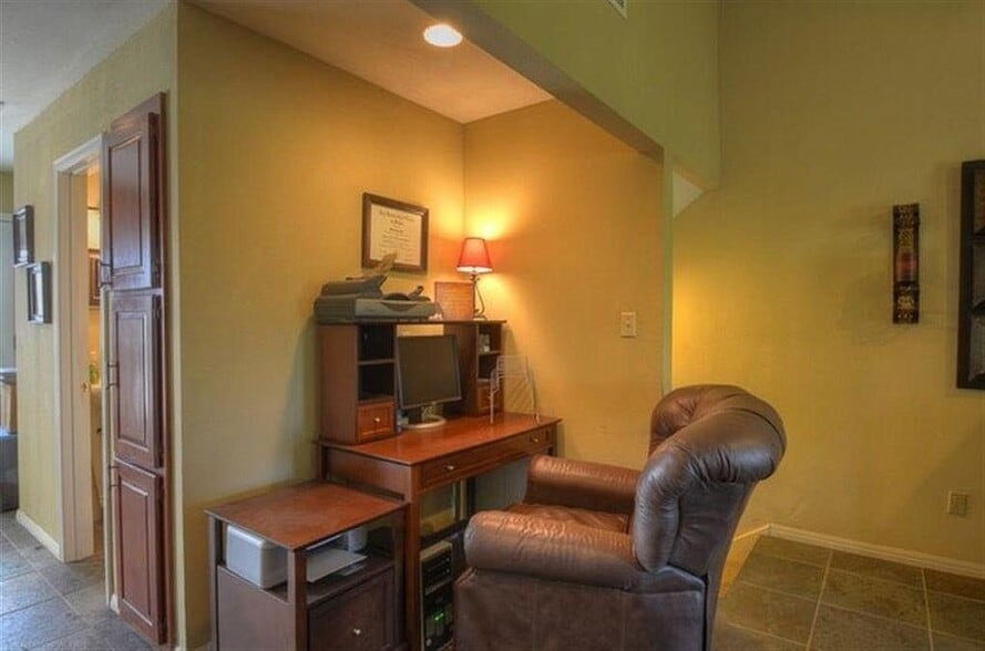 Office nook off the kitchen (picture with furniture for visualization only) - 112 Lachite