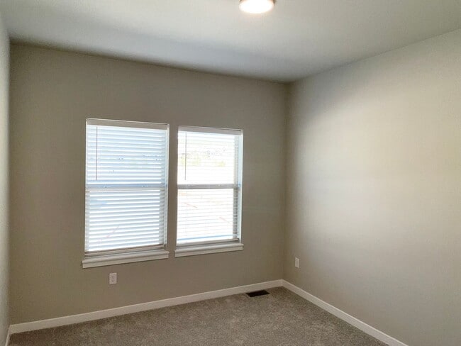 Building Photo - Townhome w/ All the Bells and Whistles!