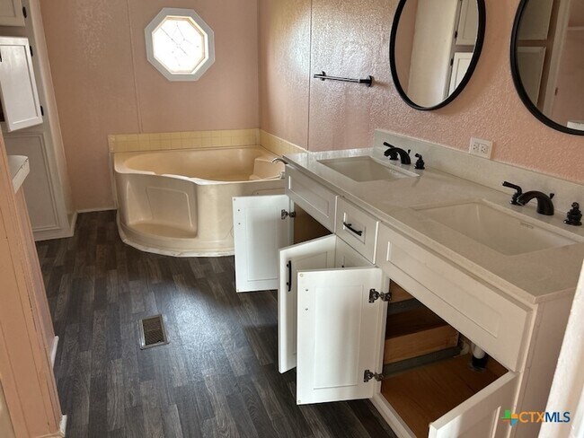 Building Photo - 5013 Tiffany Cir