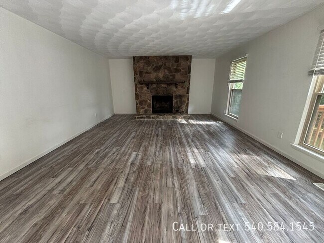 Building Photo - 6421 Orchard View Ln