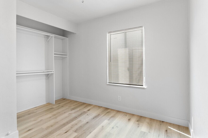 Building Photo - 2652 E 15th St