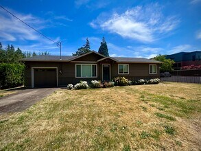 Building Photo - Three Bedroom Home (NE Salem)- W/D Hookup & Fenced Backyard