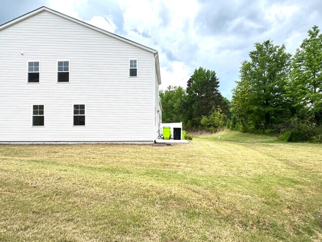 Building Photo - 4 Bedroom End Unit Townhome Almost New