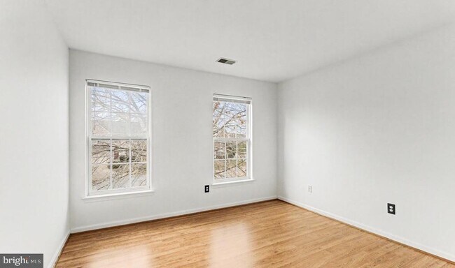 Building Photo - 9613 Laurel Oak Dr