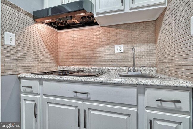 Building Photo - 3275 Amazon Ln
