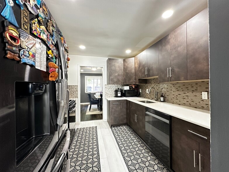 Building Photo - 107 Thoreau Dr