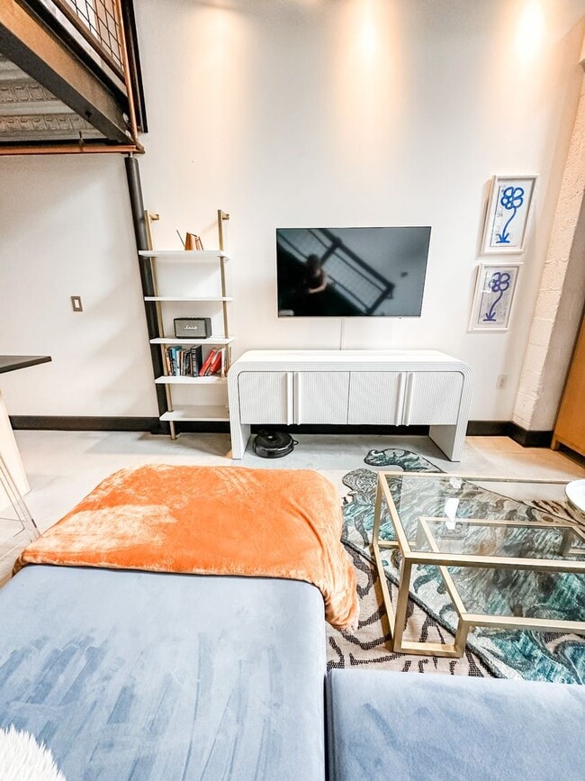 Building Photo - Gorgeous one bedroom one bathroom Denver Loft