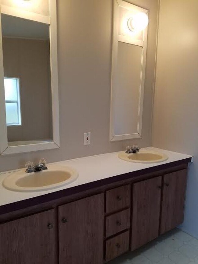 Building Photo - BIG 1,800 sq ft 3 Bedroom, 2 bath + office / den (could be a 4th bedroom)
