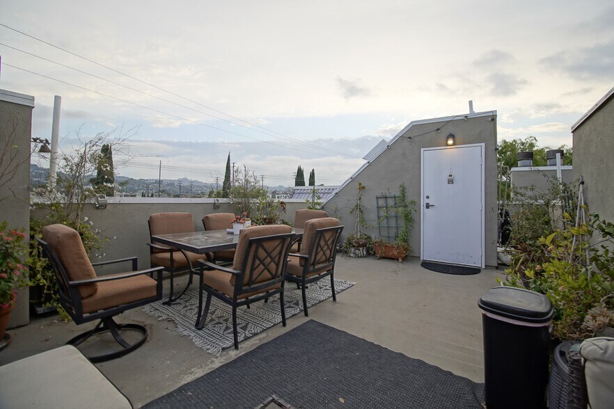 Building Photo - 10929 Landale St