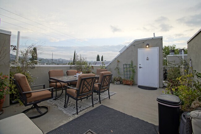 Building Photo - 10929 Landale St