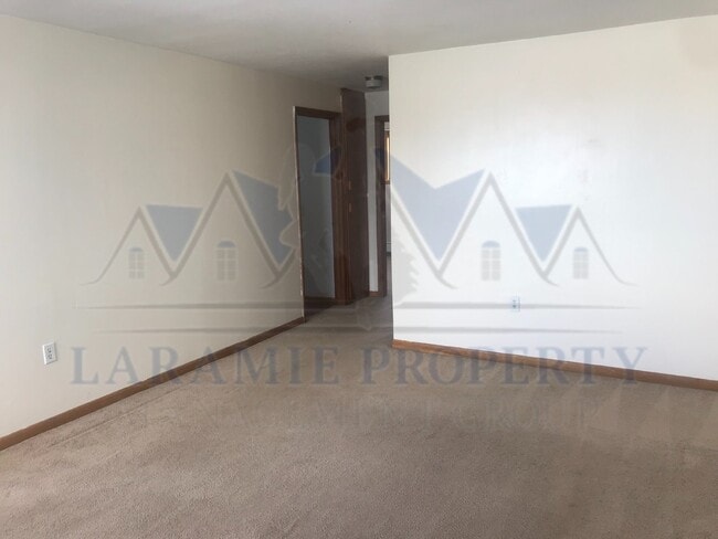 Building Photo - 2 Bed 1 Bath Apartment