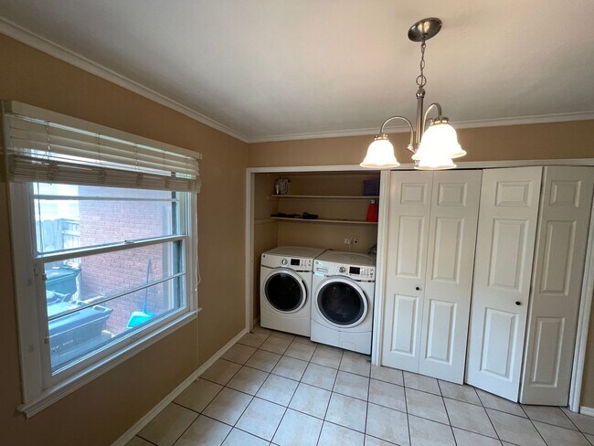 Building Photo - 4 bed 2 bath 2 car, Great Character and st...