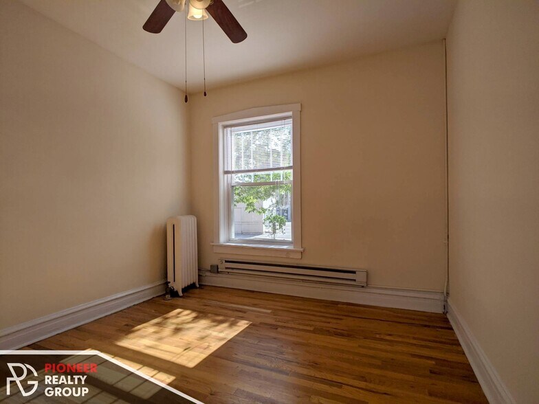 Building Photo - 953 W Cornelia Ave