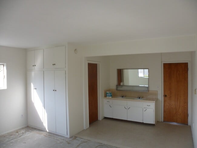large vanity area - 1514 Penmar Ave