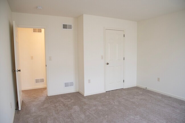 Building Photo - 320 Meadow View Dr