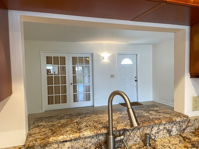Building Photo - Easy Living in Palm Beach Gardens—Minutes ...