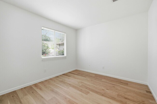 Building Photo - Spacious 4-bedroom 2-Bath in Desirable Area in Walnut Creek!