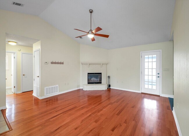 Building Photo - AVAILABLE 11/10... 3/2 with LARGE backyard!!