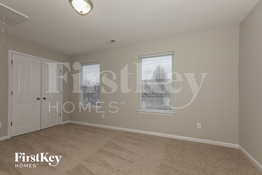 Building Photo - 321 Holton Dr