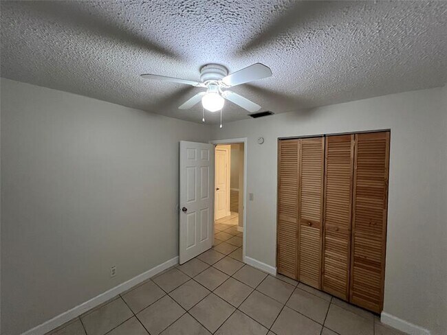 Building Photo - 5303 NW 24th Ct