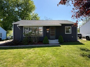 Building Photo - $1,450 | 2 Bedroom 1 Bath Home | Washer & Dryer | Garage