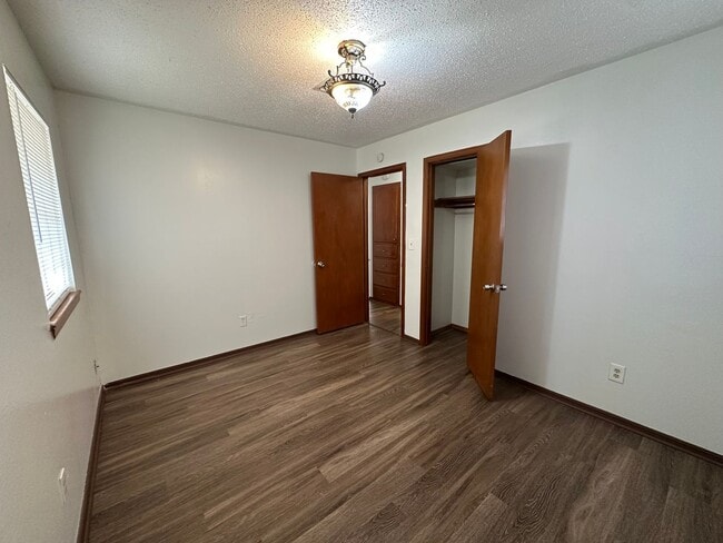 Building Photo - 3 Bed, 1.5 Bath, 1 Car garage