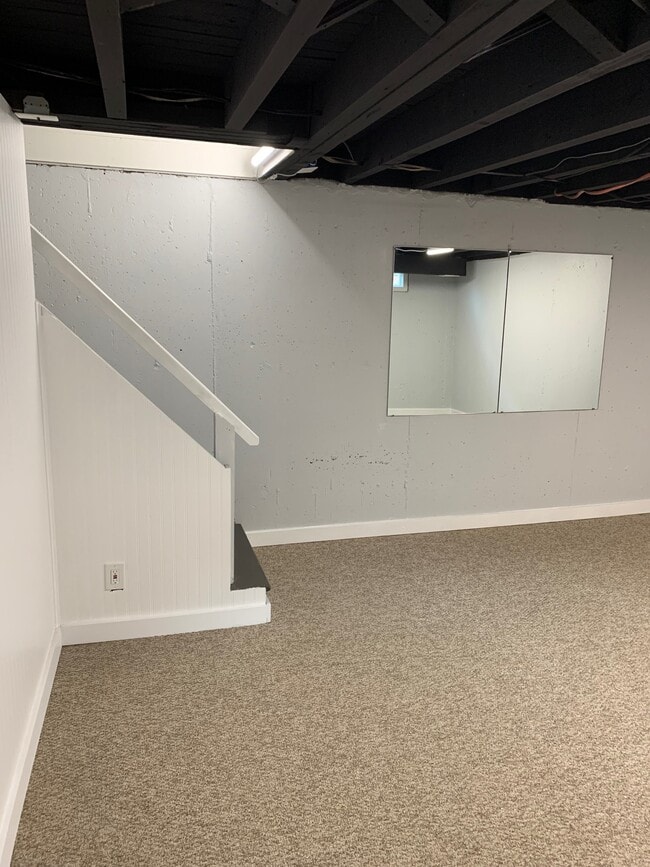 Building Photo - 1704 N Hills Dr