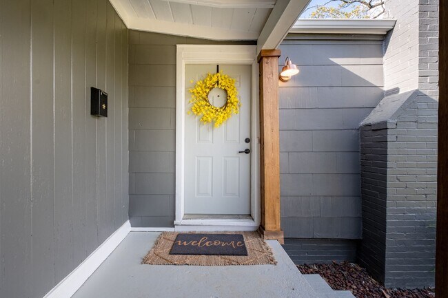 Building Photo - Updated 3-Bedroom Home with Fully Equipped Kitchen & Washer/Dryer in Great Neighborhood!