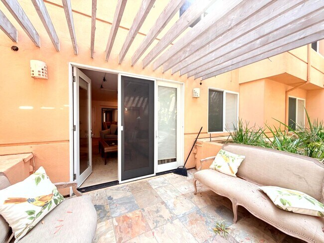 Building Photo - Fantastic 2 Bed 2 Bath Condo Partially Fur...