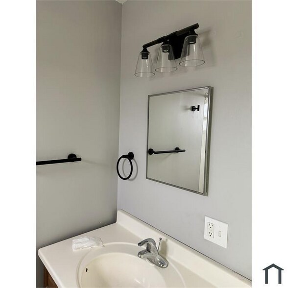 Building Photo - 3860 E 72nd St