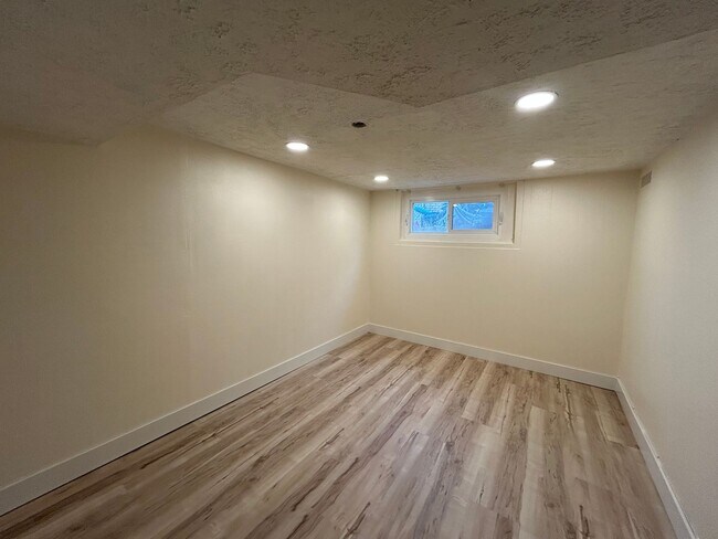 Building Photo - Angulo 421 S Duplex