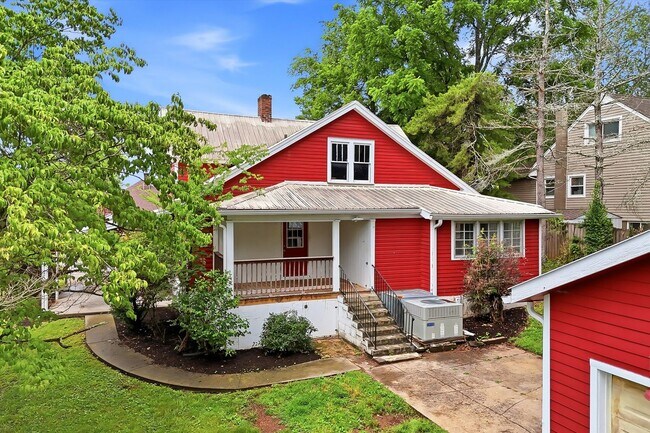 Building Photo - 303 Blount St