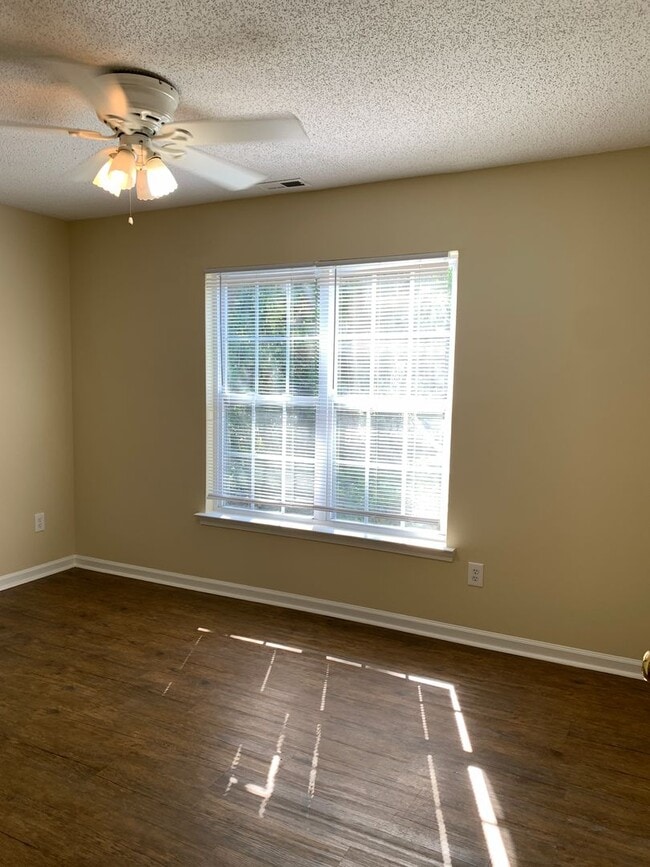 Building Photo - 3 Bedroom 2 Bath One Story House on Charter Drive